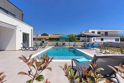 Erstaunliche neu gebaute 4-SZ-Villa mit priva...