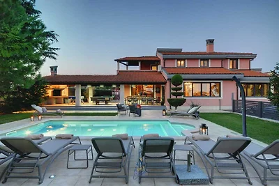 Wunderschöne 5-SZ-Villa mit privatem beheizba...