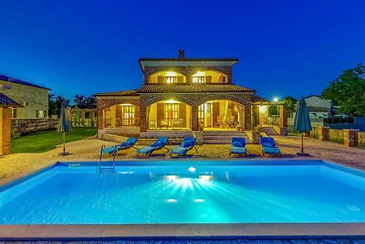 Villa con 4 camere da letto, piscina e giardi...