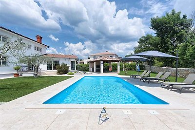 Modern and charming villa with heated pool