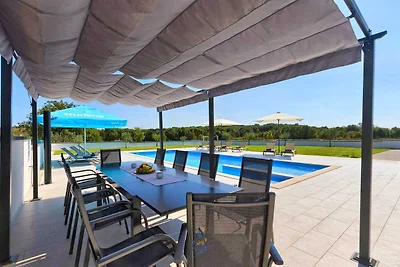 Moderne 6-SZ-Villa für 12+2 mit Pool in der N...