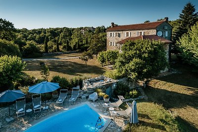 Villa rustica Vigini con piscina per un massi...