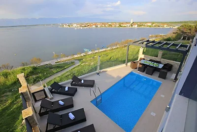 Brandneue, fantastische Villa am Meer mit Poo...