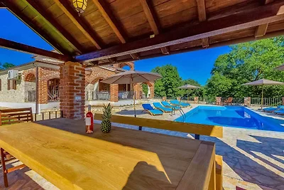 4 Schlafzimmer Villa mit Pool und extra gross...