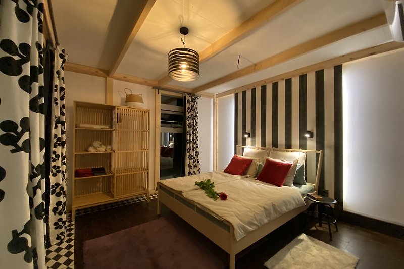 Romantisches Schlafzimmer mit Doppelbett 160x200