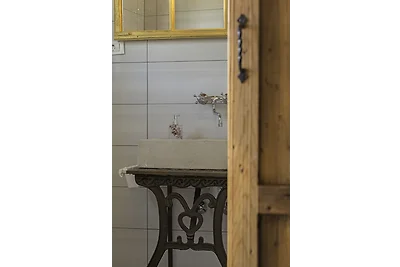 Interni in legno con tavolo, sedie e grandi finestre. Interni in legno con tavolo, sedie e grandi finestre.