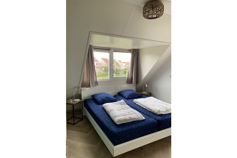 Schönes Zimmer mit Holzfenster, blauer Beleuchtung und stilvoller Inneneinrichtung.