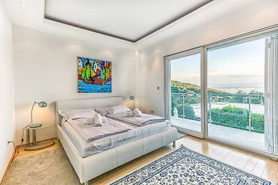 Villa Sole - five bedrooms with sea views and...