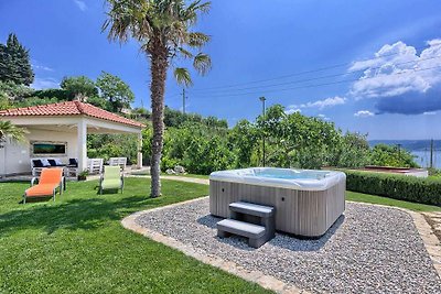 Villa Del Mare - mit neun Schlafzimmern, Pool...