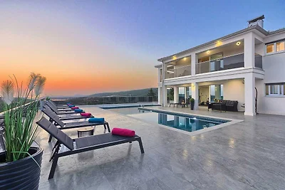 Villa Moderna - NUOVA villa con 6 camere da l...