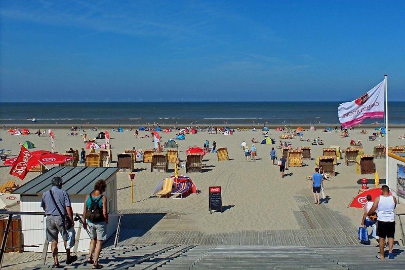 Hoofdingang strand vanaf hoofdstraat Egmond aan Zee