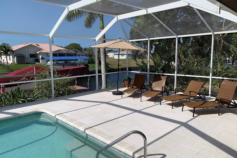 Luxuriöses Resort mit Pool und Sonnenschirmen!