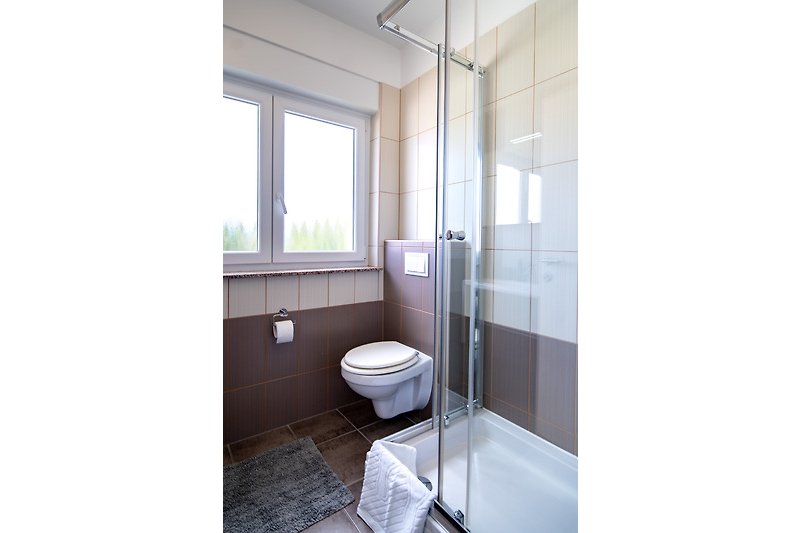 Modernes Badezimmer mit stilvoller Einrichtung und eleganten Armaturen.