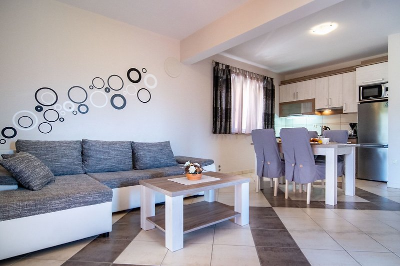 Stilvolles Wohnzimmer mit bequemer Couch, Holzmöbeln und stilvoller Beleuchtung.