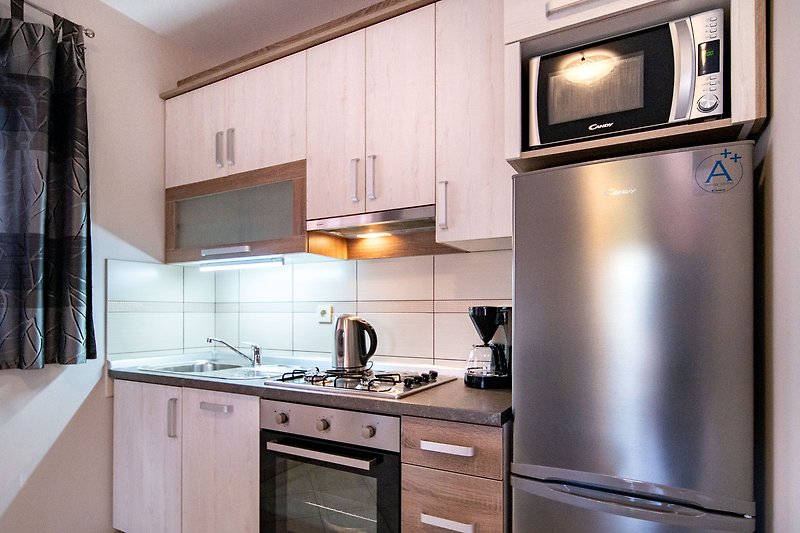 Moderne Küche mit elegantem Design und hochwertigen Geräten.