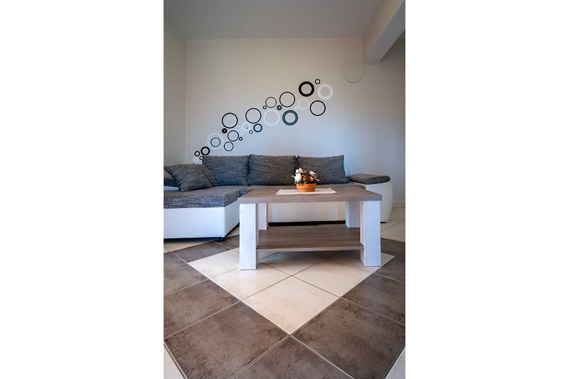 Stilvolles Wohnzimmer mit bequemer Couch und elegantem Design.