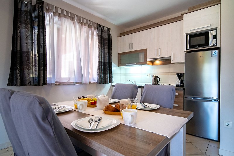 Moderne Küche mit stilvoller Einrichtung und hochwertigen Geräten.