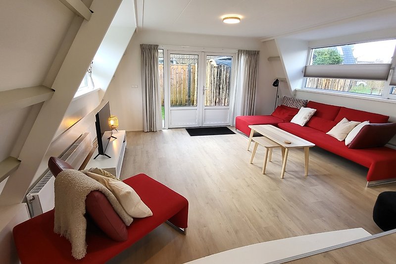 Stilvolles Wohnzimmer mit bequemer Couch und Holzmöbeln.