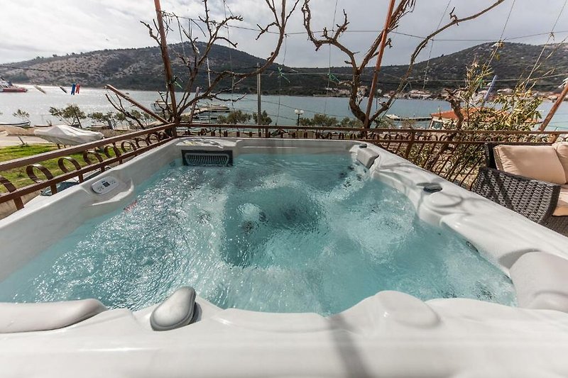Luxuriöses Ferienhaus mit Pool und Meerblick in der Karibik.