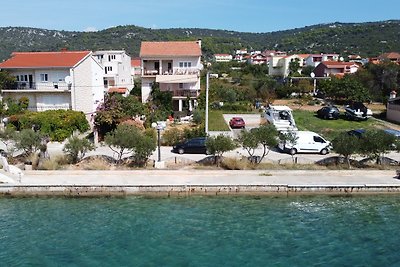 Seafront apartment 7 people with jacuzzi