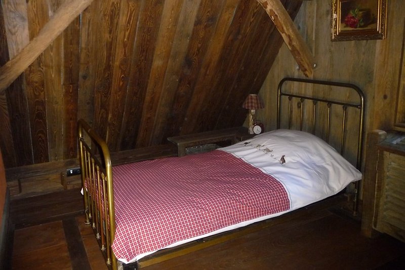 la chambre 'Le Grenier' équipée de deux lits simples