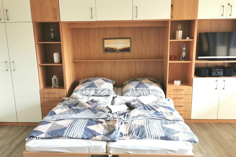 Doppelbett mit hohen Matratzen