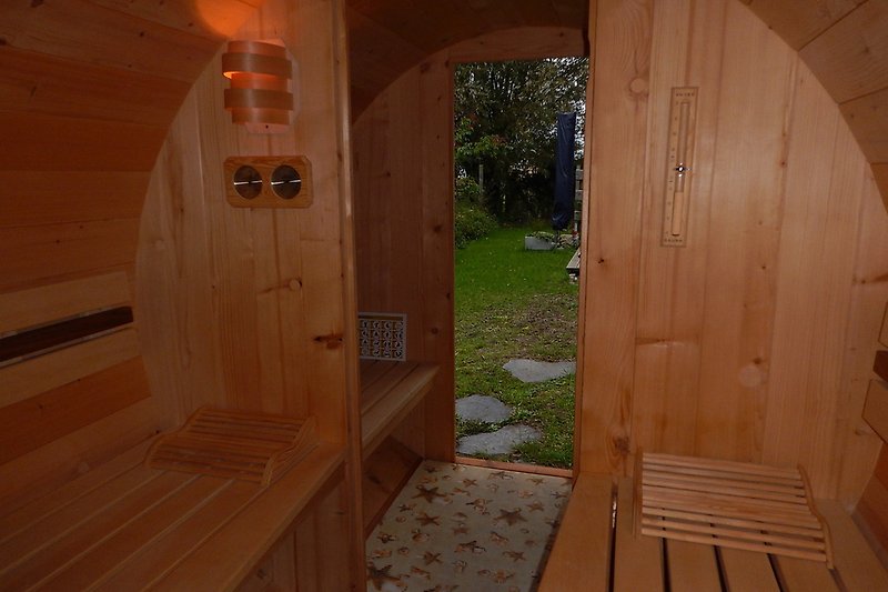 Sauna - links um die Ecke - Außendusche