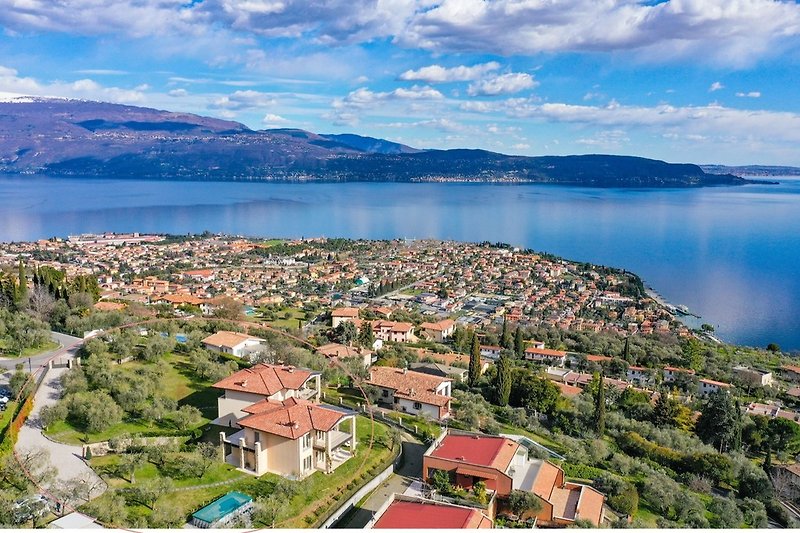 Blick über Haus zum See und nach Süden