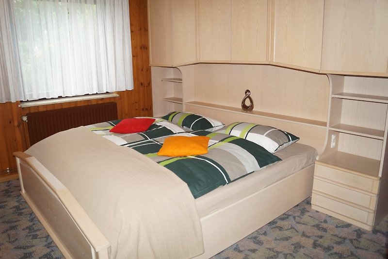 Das Schlafzimmer mit Doppelbett (Kinderbett auf Anfrage)
