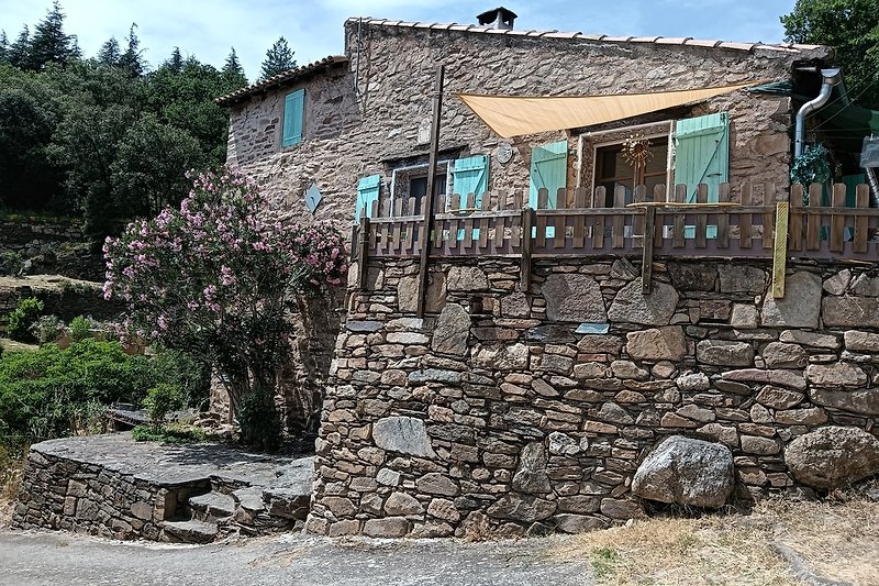 Sehr ruhige Lage, historisches Natursteinhaus im Herzen des Naturparks, wenige Minuten zur Badeschlucht Heric