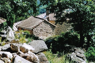 Lijepa kamena kuća na planini