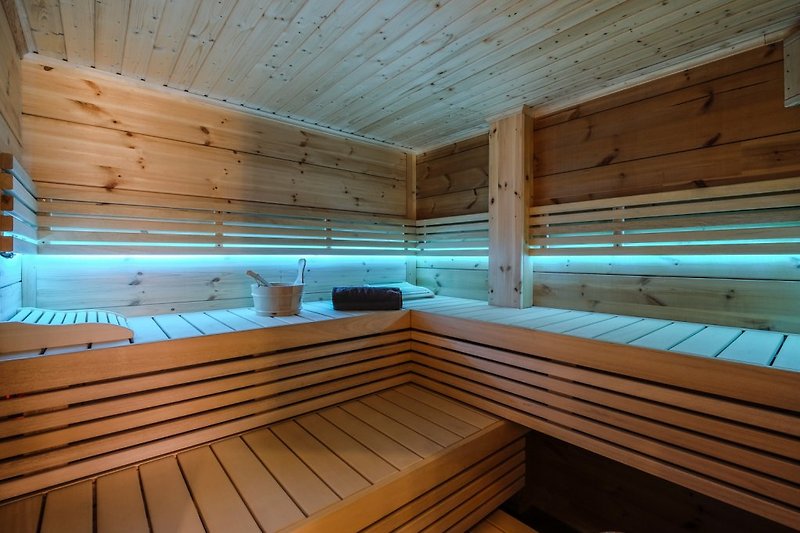 The Finnish sauna for 6 people can easily be heated up to 100 degrees.