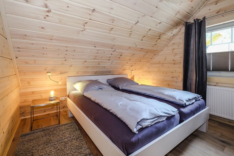 Komfortable Betten und LED-TV in allen Schlafzimmern