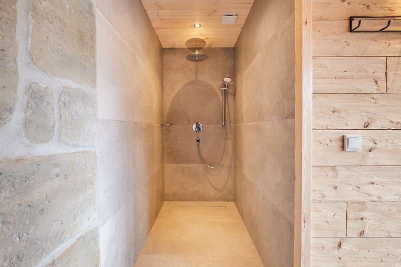Walk-In-Dusche im Saunabereich