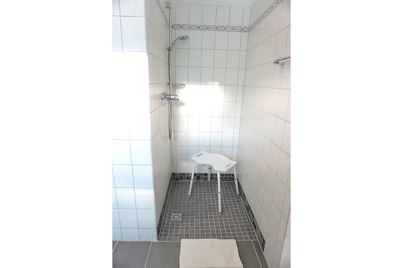 großes  Badezimmer mit ebenerdiger Dusche