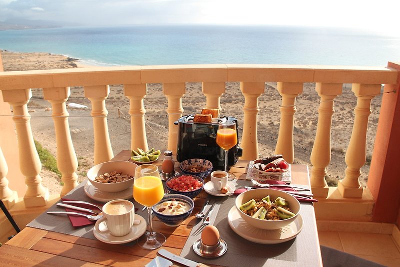 Einladende Terrasse mit Meerblick für ein Frühstück zu zweit.