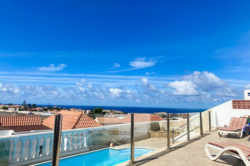 Luxuriöses Ferienhaus mit Pool und Meerblick