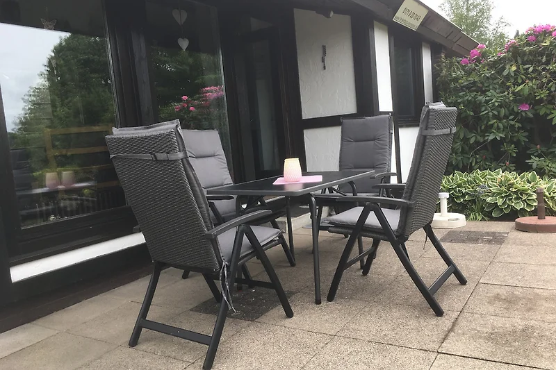 Sonnenterrasse mit freier Sicht ins Hennetal trotzdem nicht einsehbar