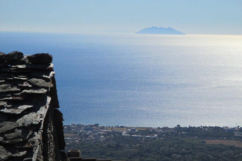 Blick vom Haus auf die Küste und zur Insel Elba