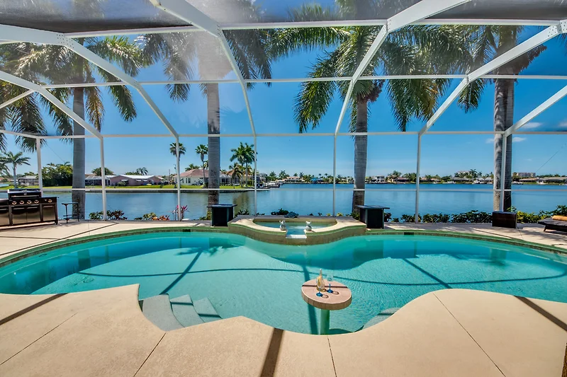 Pool mit Blick auf Lake Britannia
