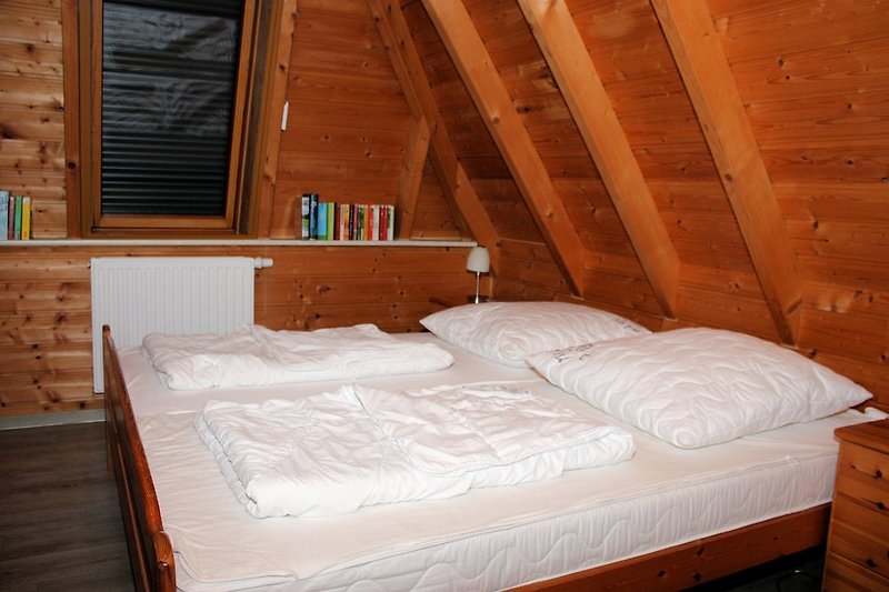 Schlafraum 1 mit Doppelbett oben