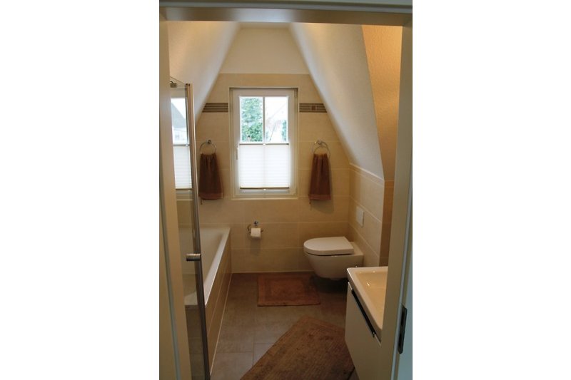 Badkamer op de bovenverdieping met bad + douche