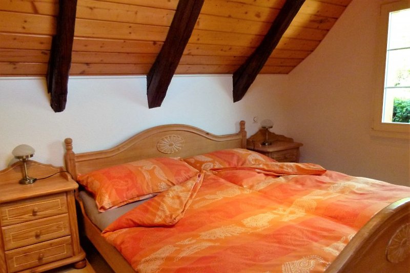 Schlafzimmer 1 mit französischem Bett