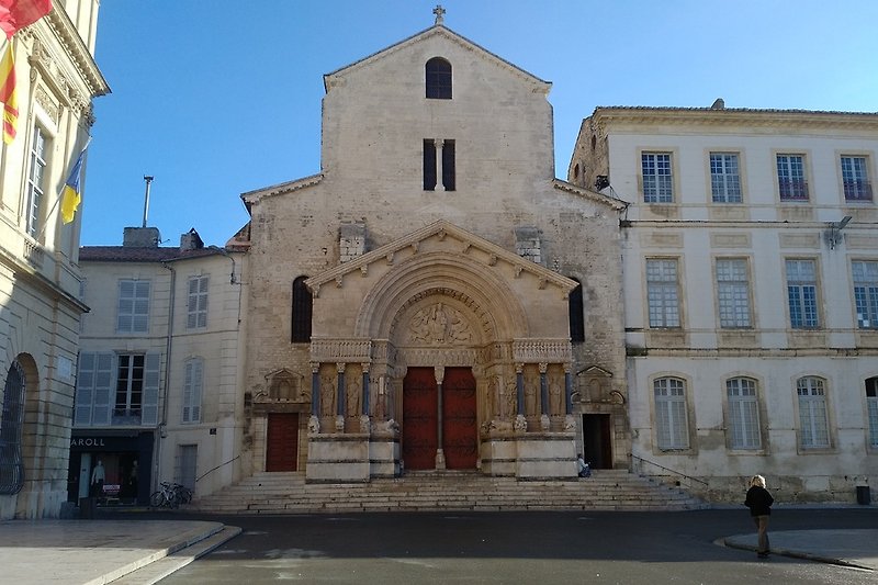 Arles et l'église Saint Trophime.