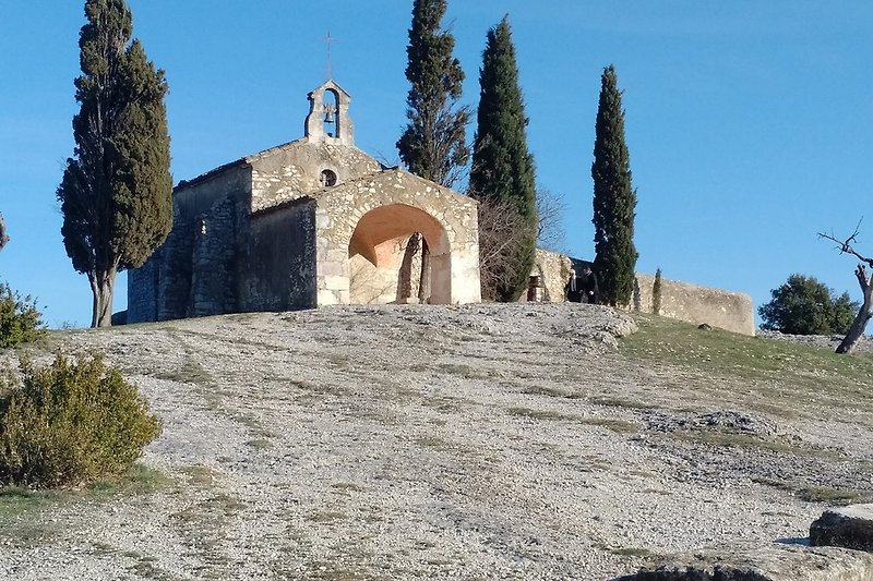Kirche mit Zypressen