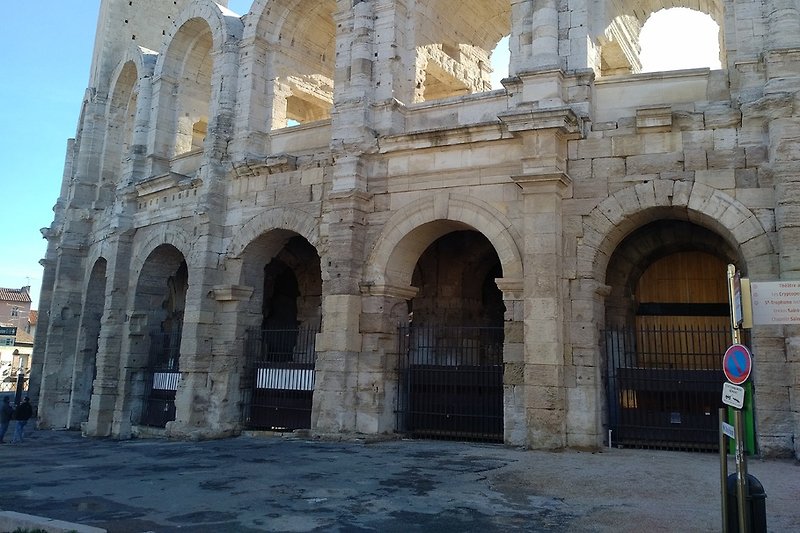Arles et son amphithéâtre romain.  
