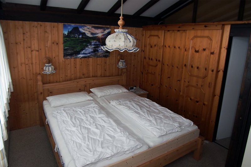 Elternschlafzimmer mit Doppelbett 2x90x200