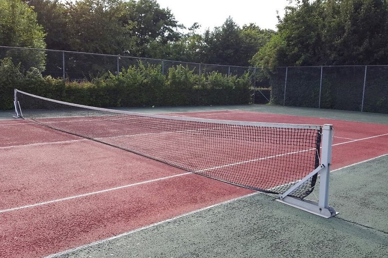 Cancha de tenis en el parque de vacaciones