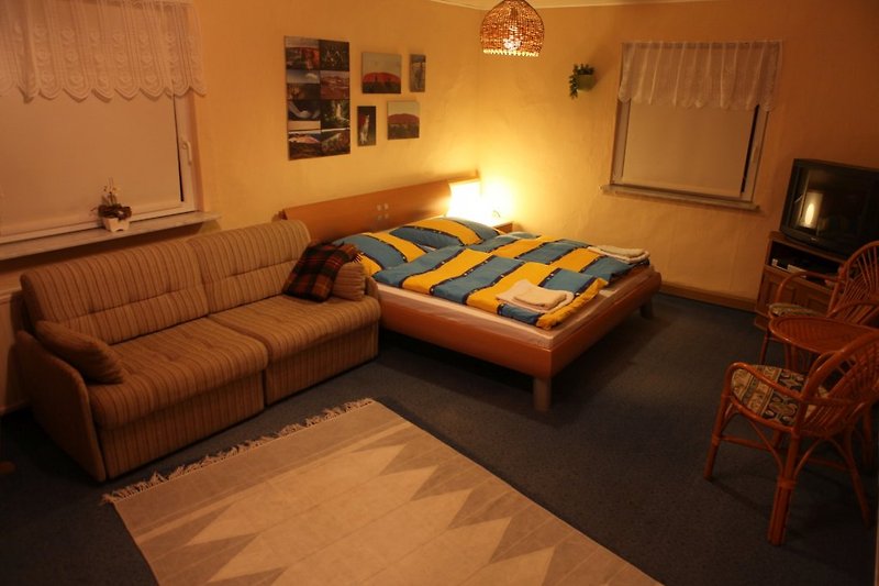 Großes Wohn-/Schlafzimer mit Doppelbett im OG (2)mer mit Doppelbett im EG (1)