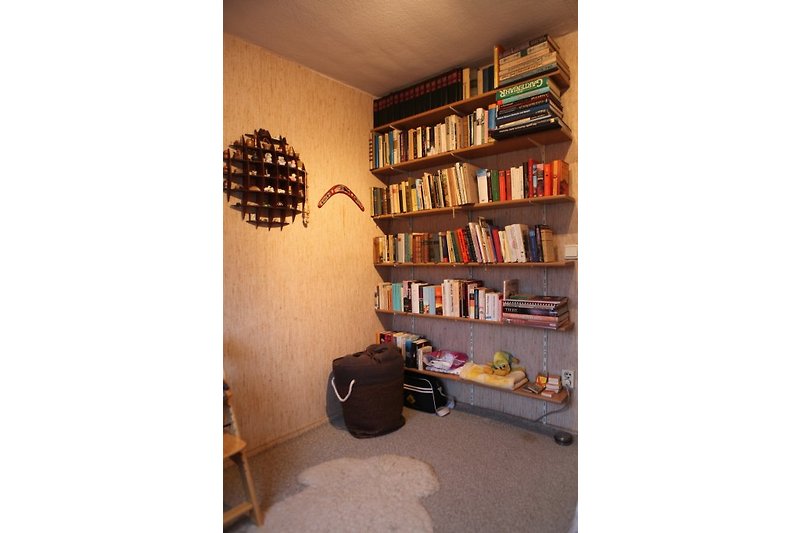 Bücherregal im kleinen Gäste-/Kinderzimmer